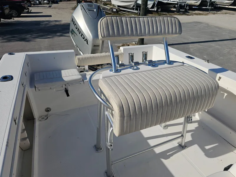 Slide: The Image of Mako 212 Center Console 2006 - 5