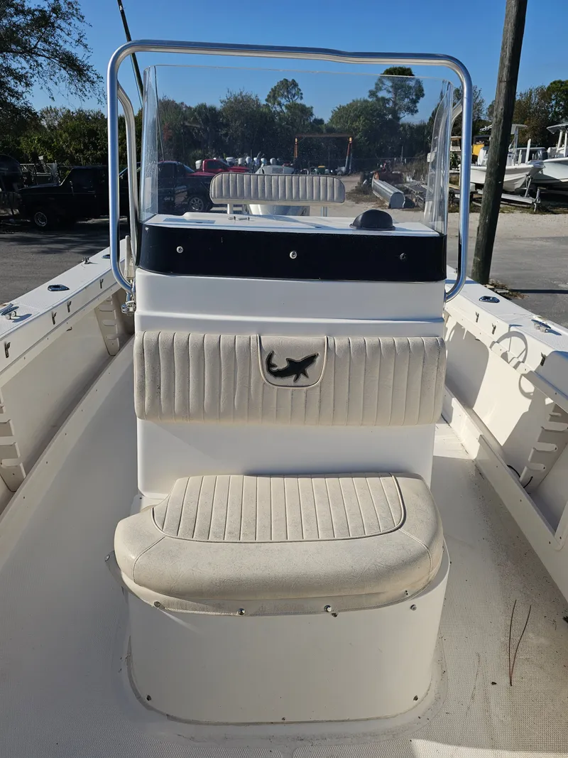 Slide: The Image of Mako 212 Center Console 2006 - 6