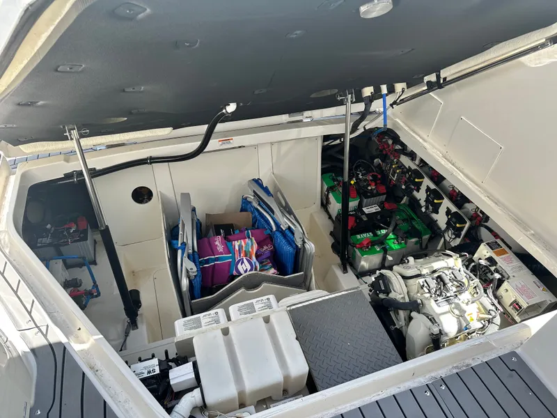 Slide: The Image of Sea Ray Sundancer 320 Outboard 2021 - 39