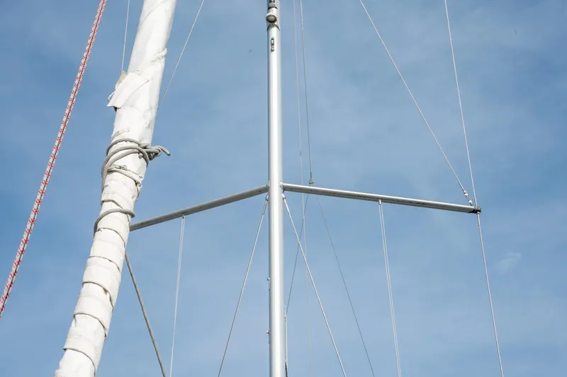 Slide: The Image of Mast and rigging of 2022 Beneteau Oceanis 461 sailboat against blue sky. - 52