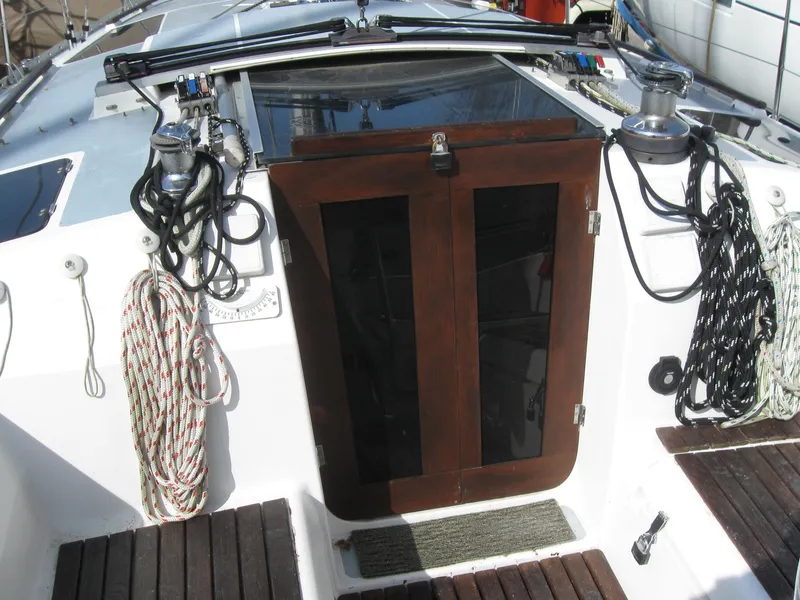 Slide: The Image of 1995 Hunter 35.5 sailboat cockpit with ropes and winches. - 25