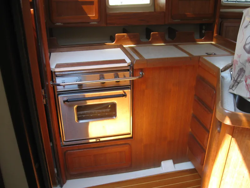 Slide: The Image of Galley area of a 1995 Hunter 35.5 yacht. - 37