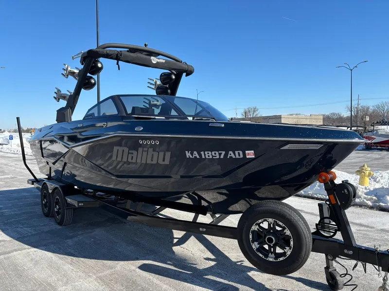 Slide: The Image of Malibu Wakesetter 25 LSV 2022 - 16