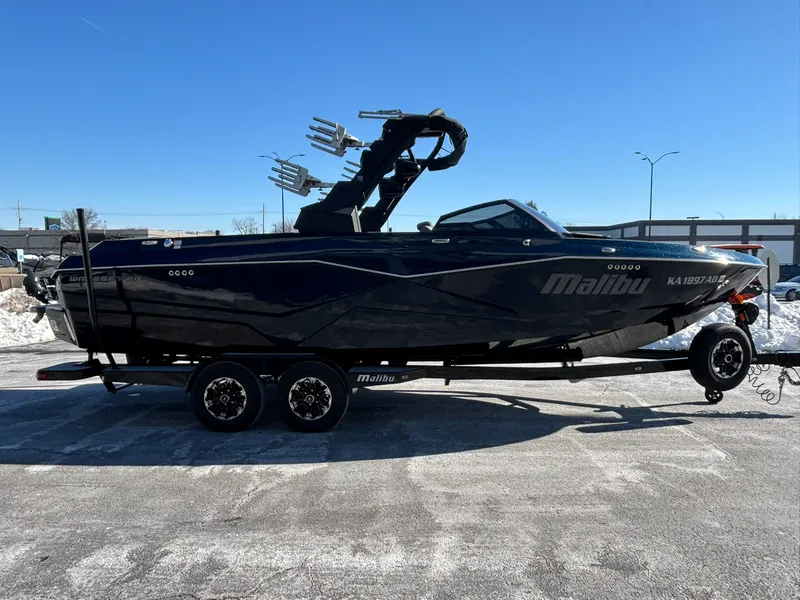 Slide: The Image of Malibu Wakesetter 25 LSV 2022 - 17
