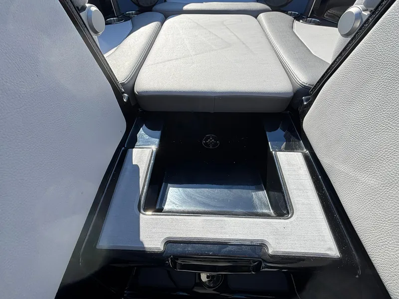 Slide: The Image of Malibu Wakesetter 25 LSV 2022 - 2