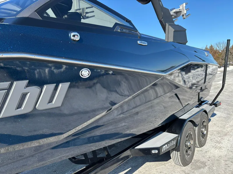Slide: The Image of Malibu Wakesetter 25 LSV 2022 - 21