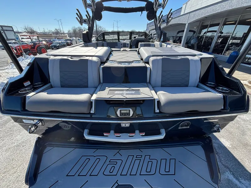 Slide: The Image of Malibu Wakesetter 25 LSV 2022 - 25