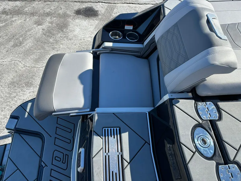 Slide: The Image of Malibu Wakesetter 25 LSV 2022 - 26