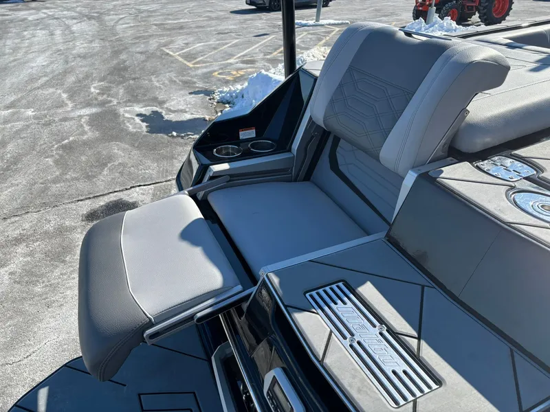 Slide: The Image of Malibu Wakesetter 25 LSV 2022 - 27