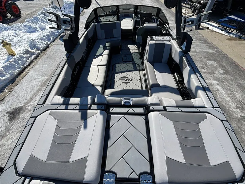 Slide: The Image of Malibu Wakesetter 25 LSV 2022 - 28