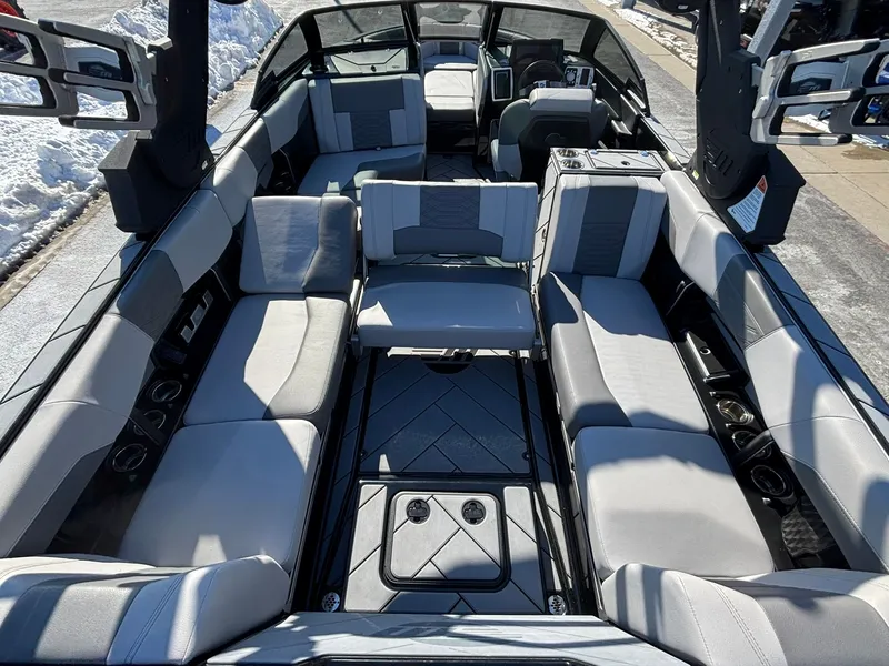 Slide: The Image of Malibu Wakesetter 25 LSV 2022 - 30
