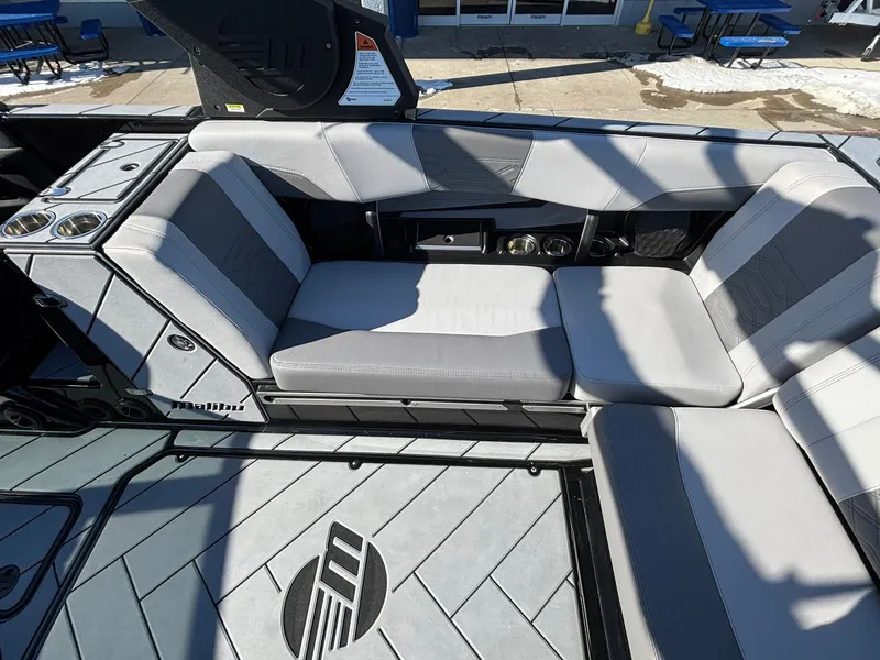 Slide: The Image of Malibu Wakesetter 25 LSV 2022 - 32