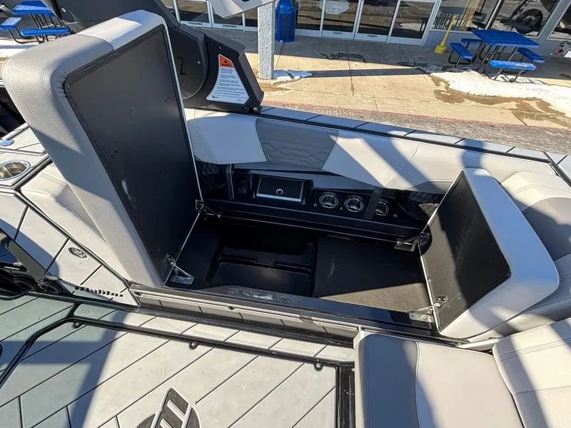 Slide: The Image of Malibu Wakesetter 25 LSV 2022 - 33