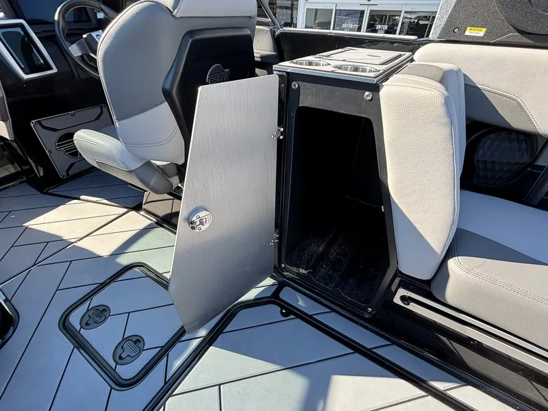 Slide: The Image of Malibu Wakesetter 25 LSV 2022 - 34