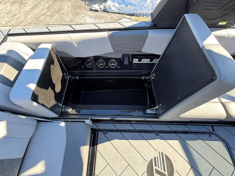 Slide: The Image of Malibu Wakesetter 25 LSV 2022 - 36
