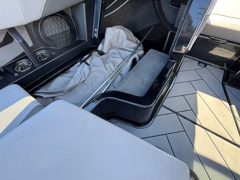 Slide: The Image of Malibu Wakesetter 25 LSV 2022 - 38