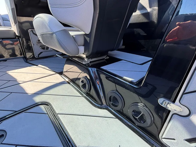 Slide: The Image of Malibu Wakesetter 25 LSV 2022 - 39