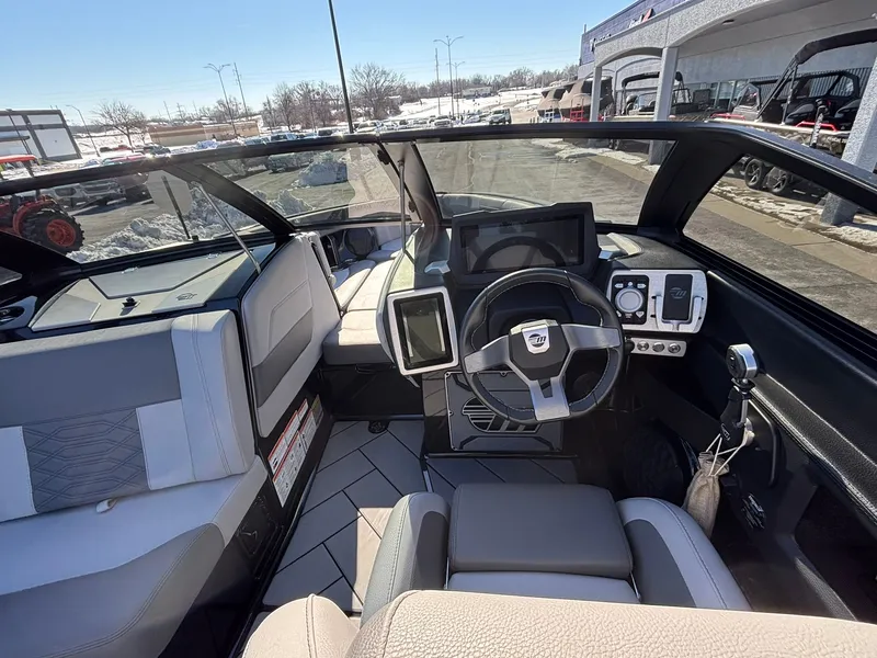 Slide: The Image of Malibu Wakesetter 25 LSV 2022 - 40