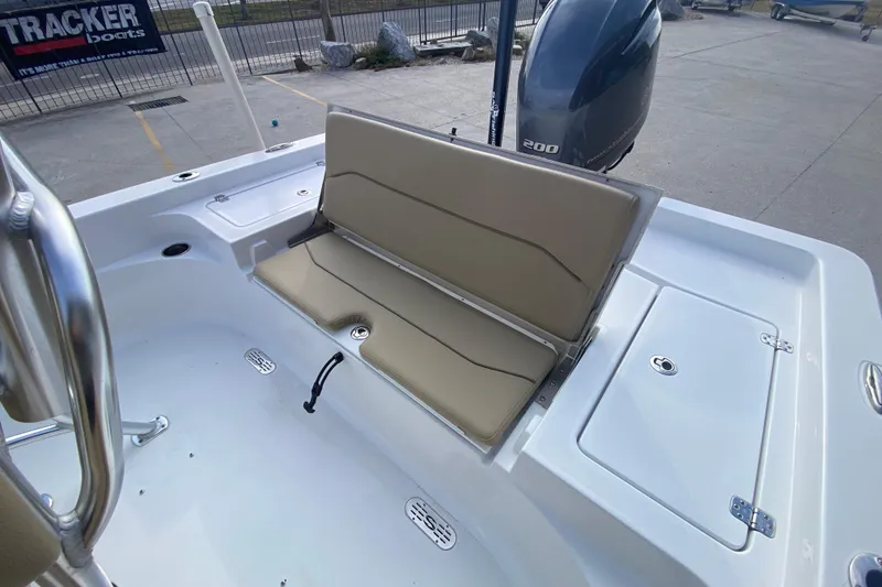 Slide: The Image of 2015 Sportsman Masters 227 Bay Boat with beige seating and Yamaha 200 engine. - 18