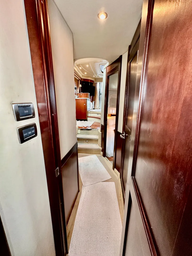 Slide: The Image of Sea Ray 500 Sedan Bridge 2005 - 27