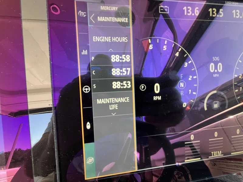 Slide: The Image of Sea Ray Sundancer 320 Outboard 2023 - 14