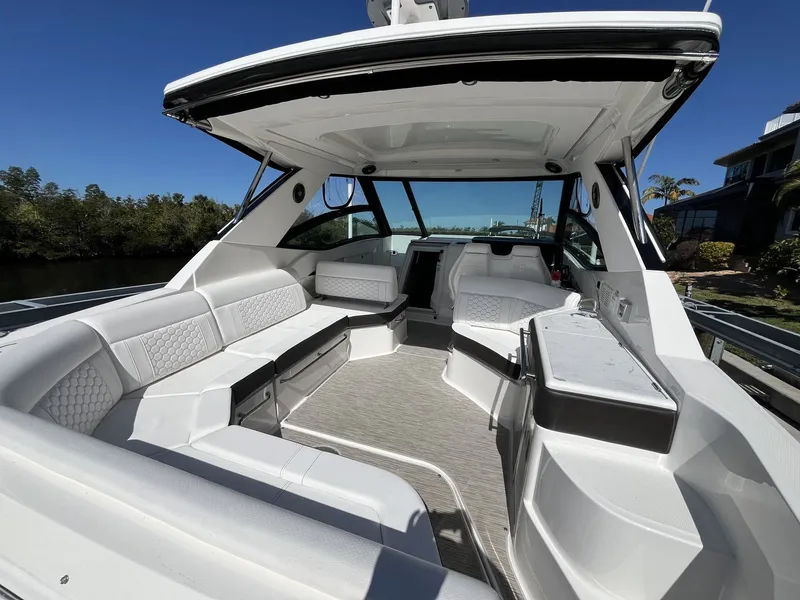 Slide: The Image of Sea Ray Sundancer 320 Outboard 2023 - 15