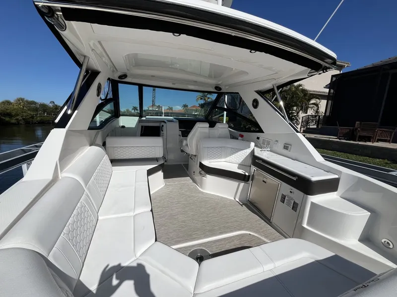 Slide: The Image of Sea Ray Sundancer 320 Outboard 2023 - 16