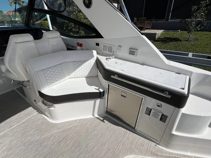 Slide: The Image of Sea Ray Sundancer 320 Outboard 2023 - 22