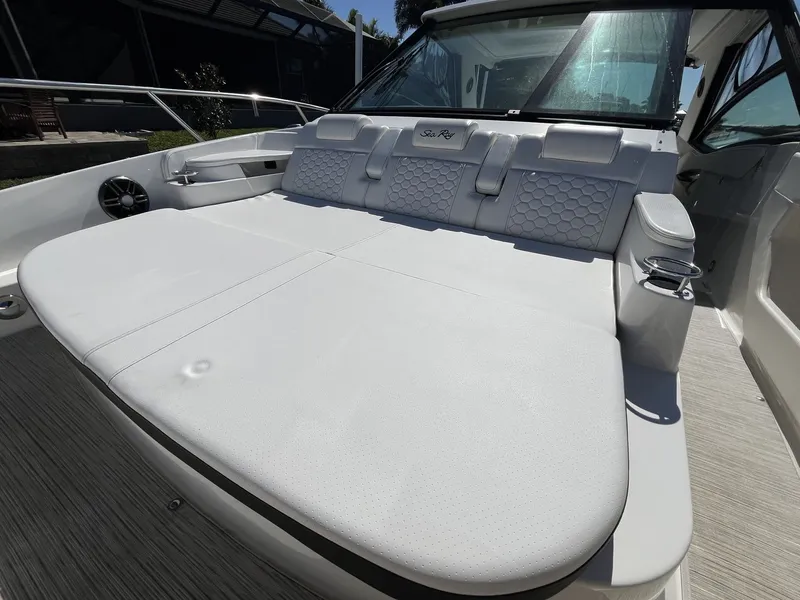 Slide: The Image of Sea Ray Sundancer 320 Outboard 2023 - 30