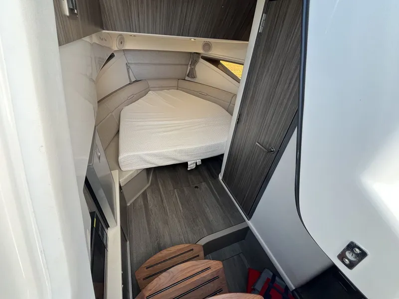 Slide: The Image of Sea Ray Sundancer 320 Outboard 2023 - 33