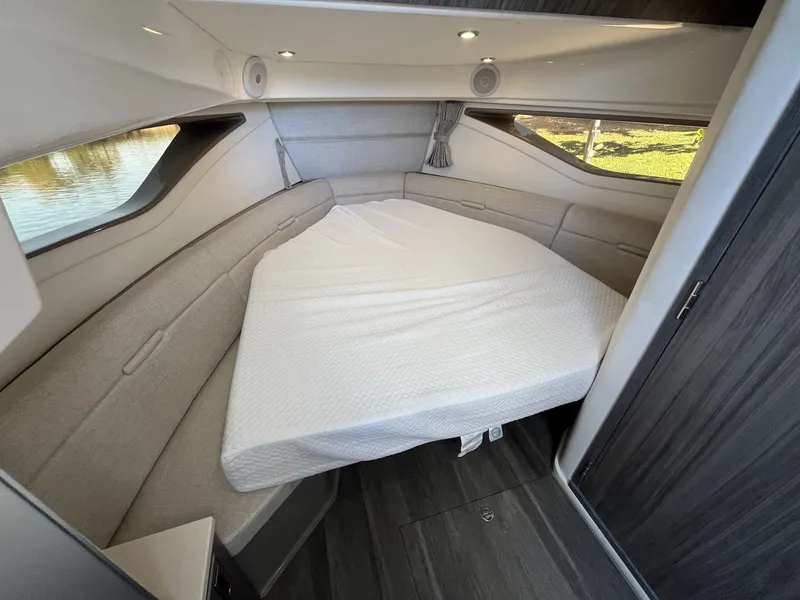 Slide: The Image of Sea Ray Sundancer 320 Outboard 2023 - 34