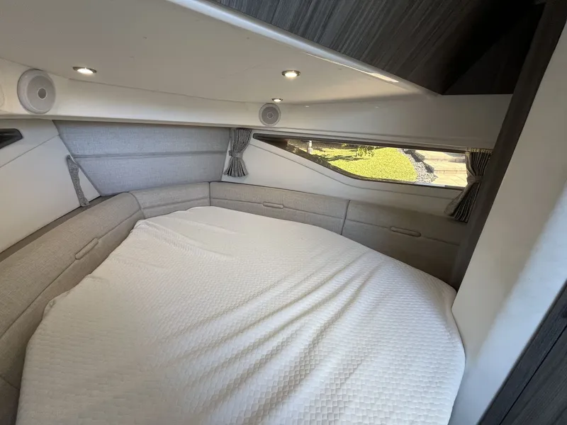 Slide: The Image of Sea Ray Sundancer 320 Outboard 2023 - 35