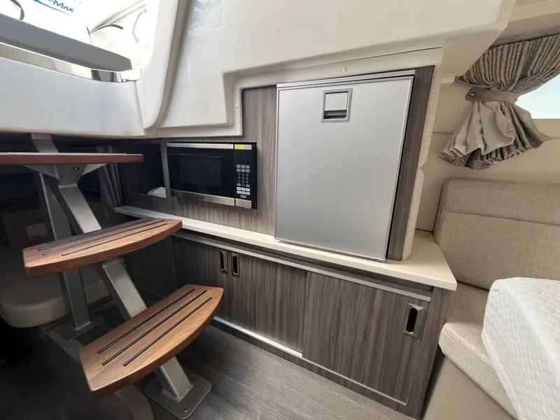 Slide: The Image of Sea Ray Sundancer 320 Outboard 2023 - 37