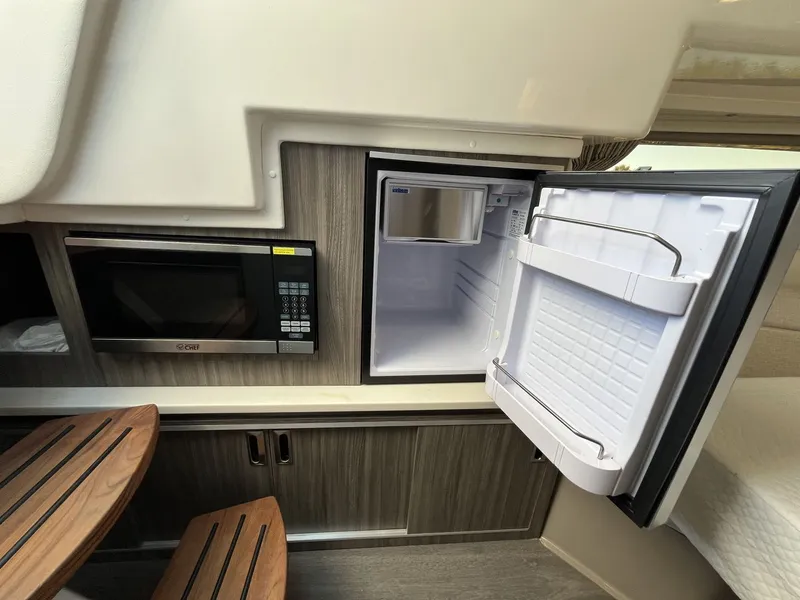 Slide: The Image of Sea Ray Sundancer 320 Outboard 2023 - 38