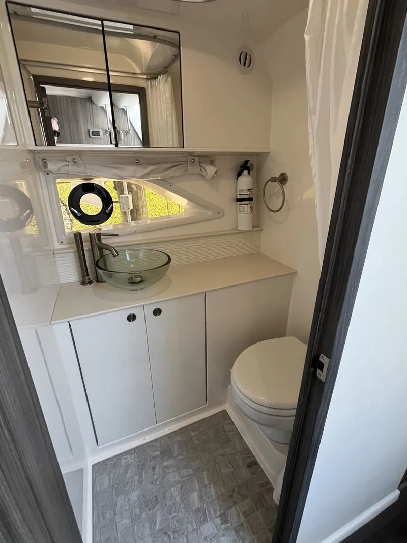 Slide: The Image of Sea Ray Sundancer 320 Outboard 2023 - 39