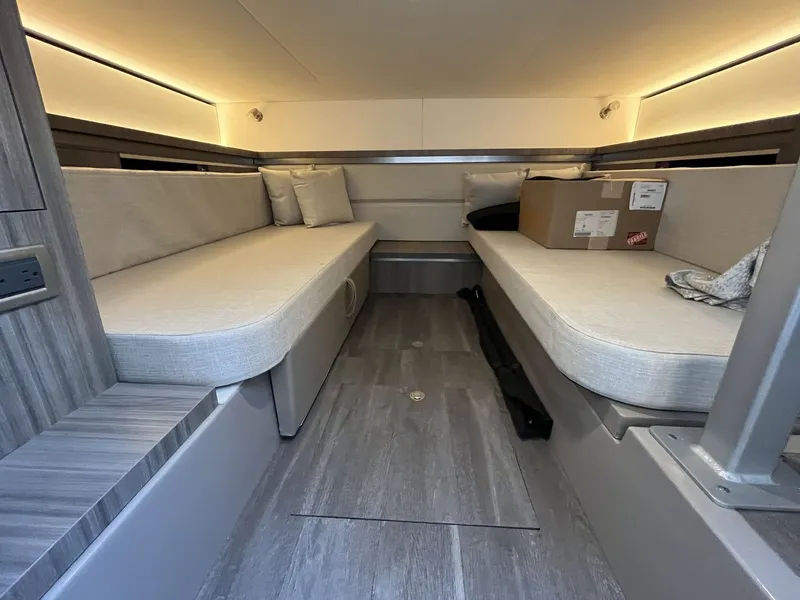 Slide: The Image of Sea Ray Sundancer 320 Outboard 2023 - 41