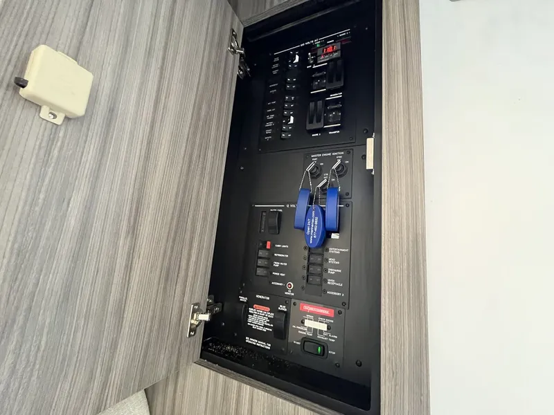 Slide: The Image of Sea Ray Sundancer 320 Outboard 2023 - 45