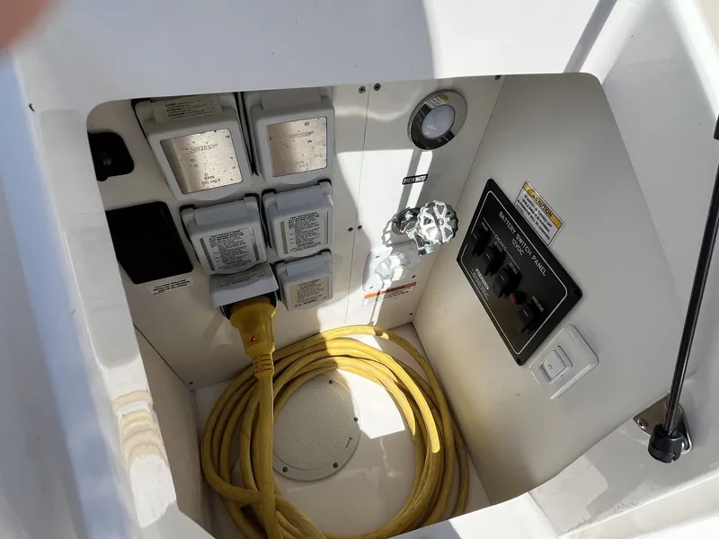 Slide: The Image of Sea Ray Sundancer 320 Outboard 2023 - 46