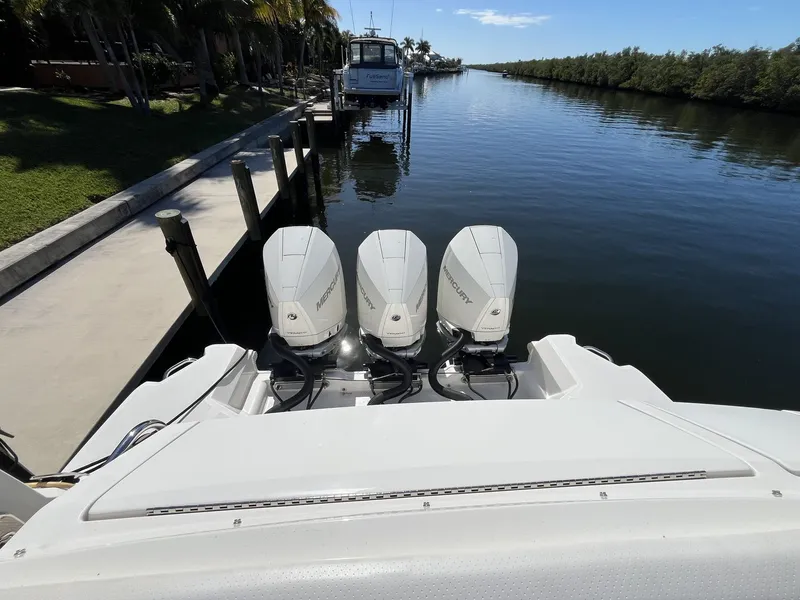 Slide: The Image of Sea Ray Sundancer 320 Outboard 2023 - 5