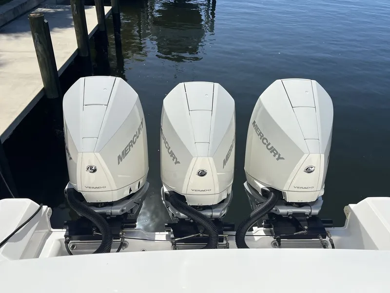 Slide: The Image of Sea Ray Sundancer 320 Outboard 2023 - 6