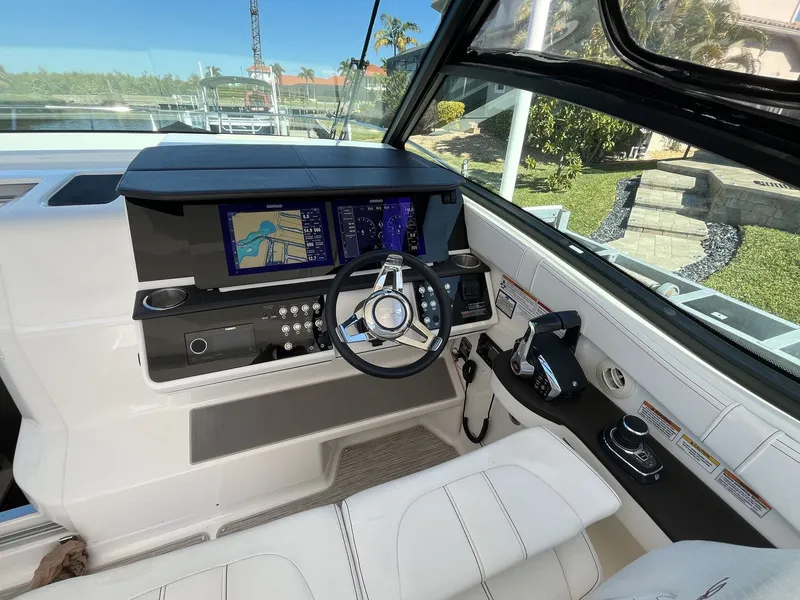 Slide: The Image of Sea Ray Sundancer 320 Outboard 2023 - 9