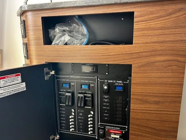 Slide: The Image of Boston Whaler 350 EX 2021 - 17