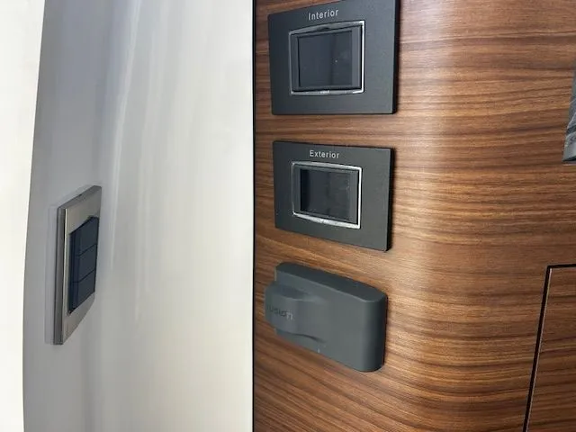 Slide: The Image of Boston Whaler 350 EX 2021 - 18