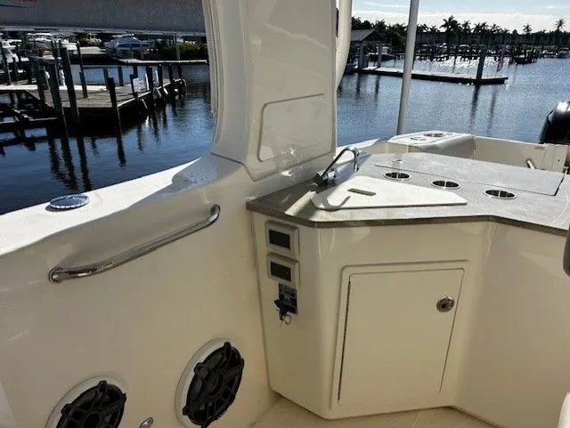 Slide: The Image of Boston Whaler 350 EX 2021 - 19