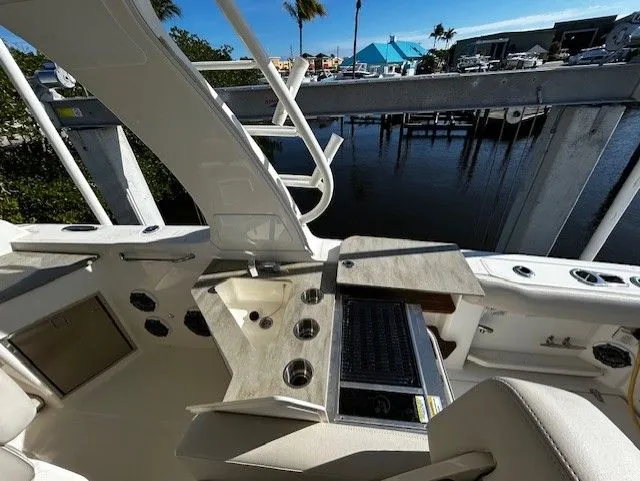 Slide: The Image of Boston Whaler 350 EX 2021 - 27