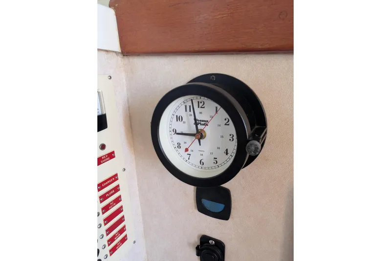Slide: The Image of Analog clock on 1989 Blackman Billfisher 26 boat interior wall. - 19