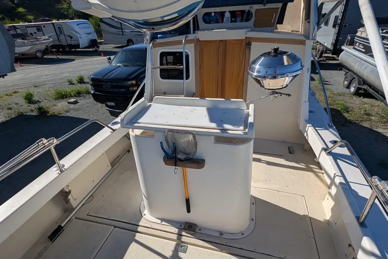 Slide: The Image of 1989 Blackman Billfisher 26 boat deck with grill and fishing net. - 2