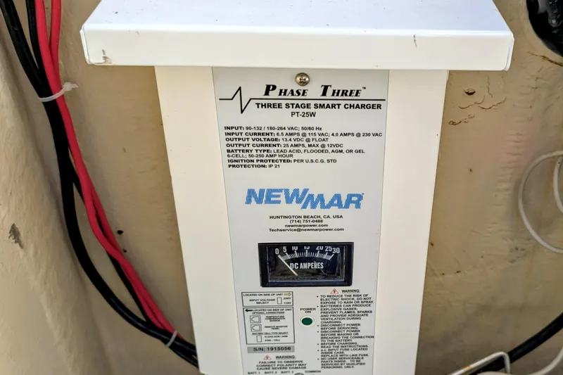 Slide: The Image of Phase Three smart charger on 1989 Blackman Billfisher 26 boat, featuring Newmar branding. - 32