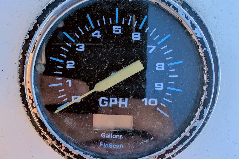 Slide: The Image of Fuel gauge on a 1989 Blackman Billfisher 26 boat, displaying GPH measurement. - 45