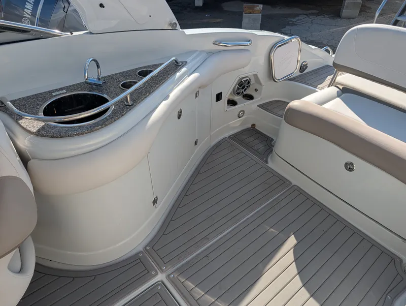 Slide: The Image of Crownline Boats E26 XS 2018 - 10